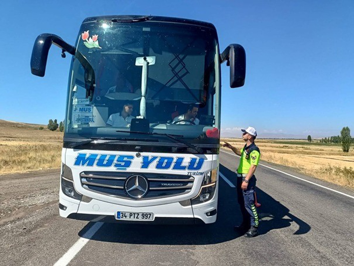 Malazgirt'te şehirlerarası otobüslere jandarmadan sıkı trafik denetimi