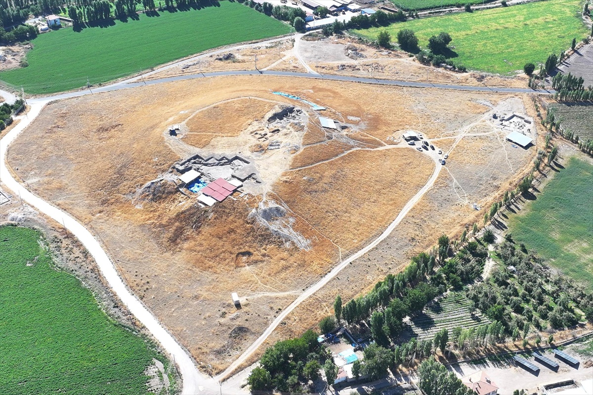 Niğde Valisi Akmeşe, Kınık Höyük kazı alanında incelemelerde bulundu