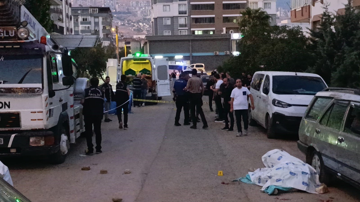 Kahramanmaraş Onikişubat'ta sokakta tartıştığı karısını tüfekle öldürüp intihar etti