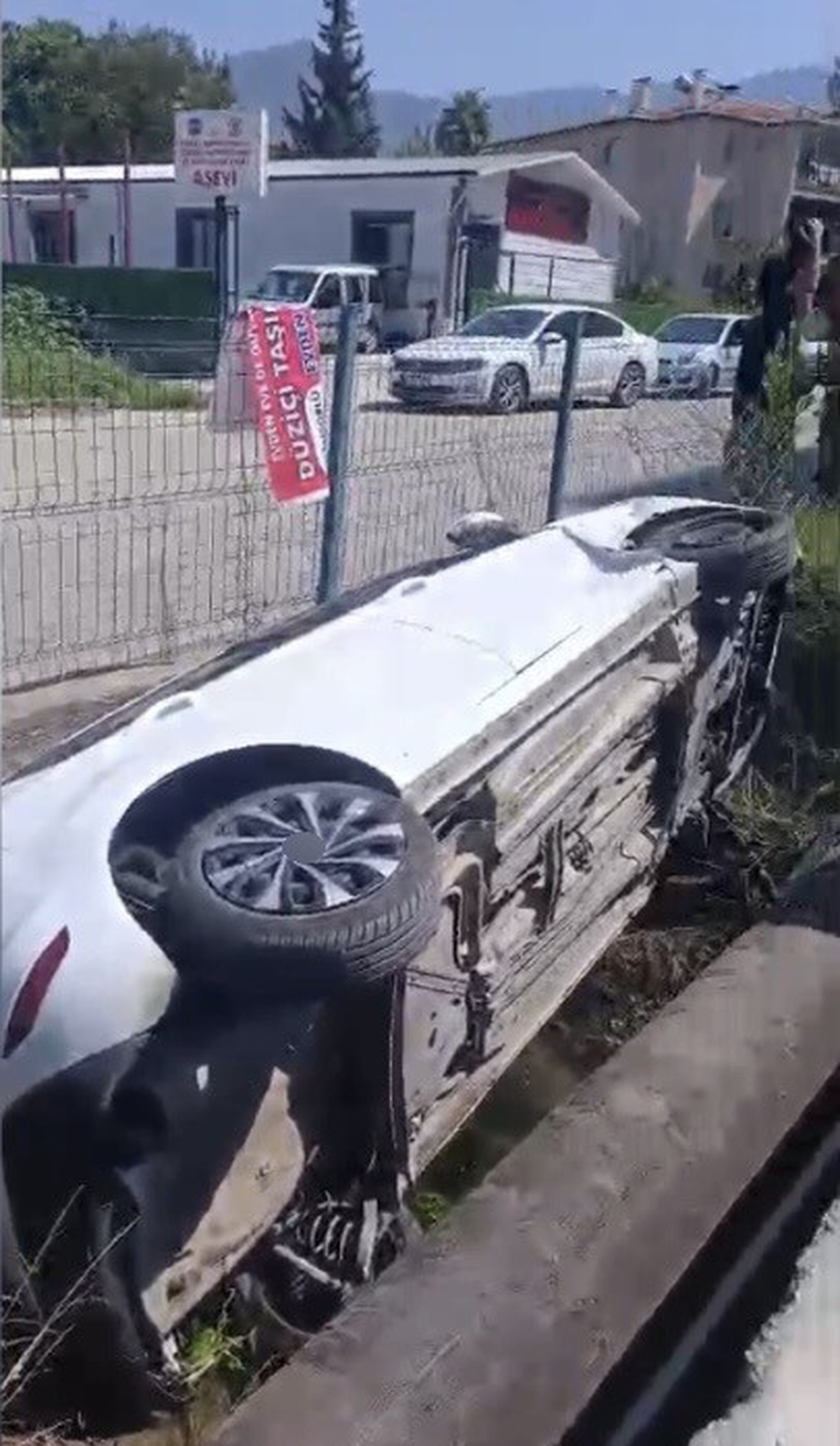 Osmaniye Düziçi'nde iki otomobil çarpıştı, araçlardan biri kanala düştü