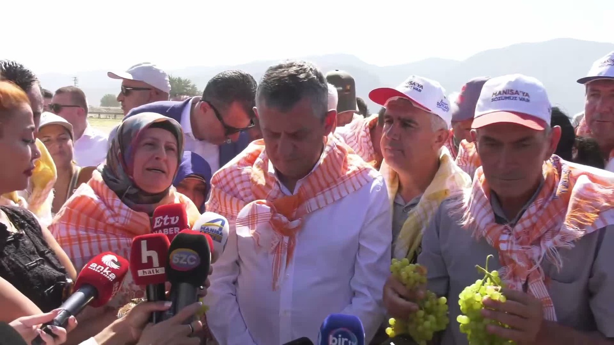 Özgür Özel Manisa'da üzüm üreticisiyle buluştu ve TMO'ya doğru fiyat çağrısı yaptı