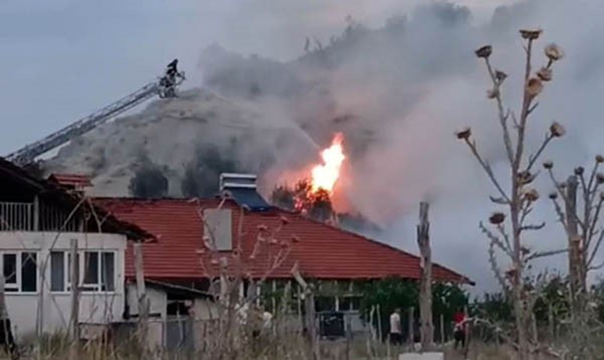 Burdur Gölhisar'da samanlık yangını bitişikteki eve sıçradı, ev kullanılamaz hale geldi