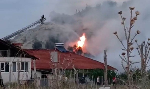 Burdur Gölhisar'da samanlık yangını bitişikteki eve sıçradı, ev kullanılamaz hale geldi