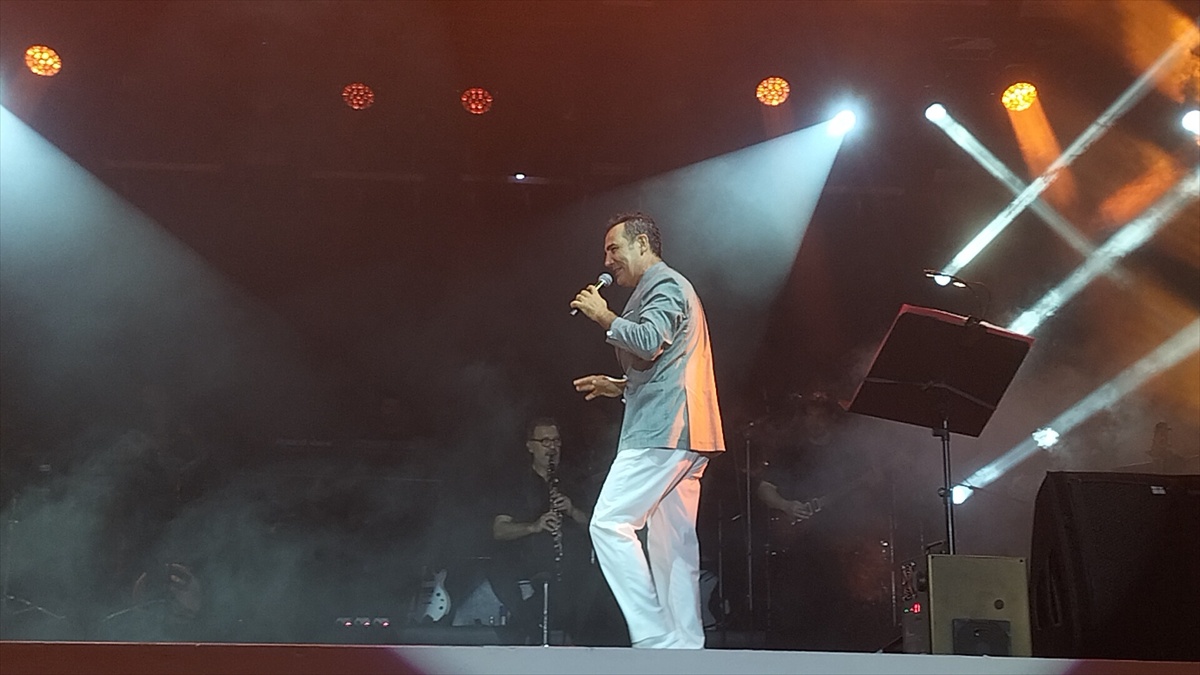 Ferhat Göçer'in Manavgat konserinde ustalara saygı; Barış Manço ve Aşık Veysel eserleri
