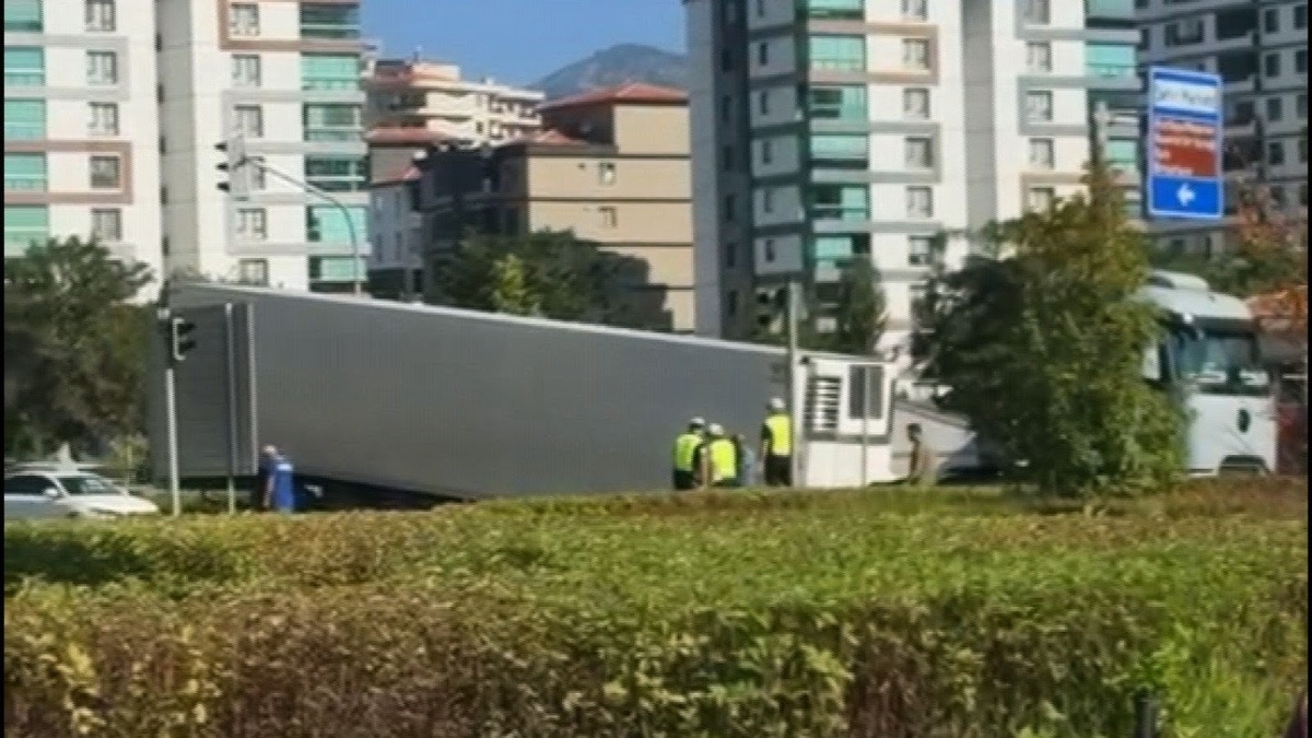 Amasya'da TIR dorsesi yola düştü