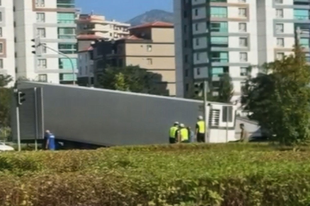 Trafikte dehşet anlar! Seyir halindeki Tır'ın dorsesi yola devrildi