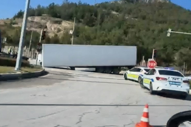 Trafikte dehşet anlar! Seyir halindeki Tır'ın dorsesi yola devrildi