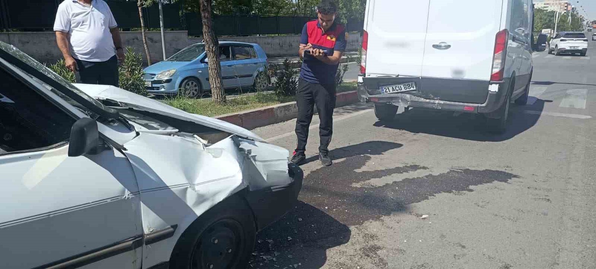 Siirt'te otomobil ile transit çarpıştı, 2 kişi yaralandı