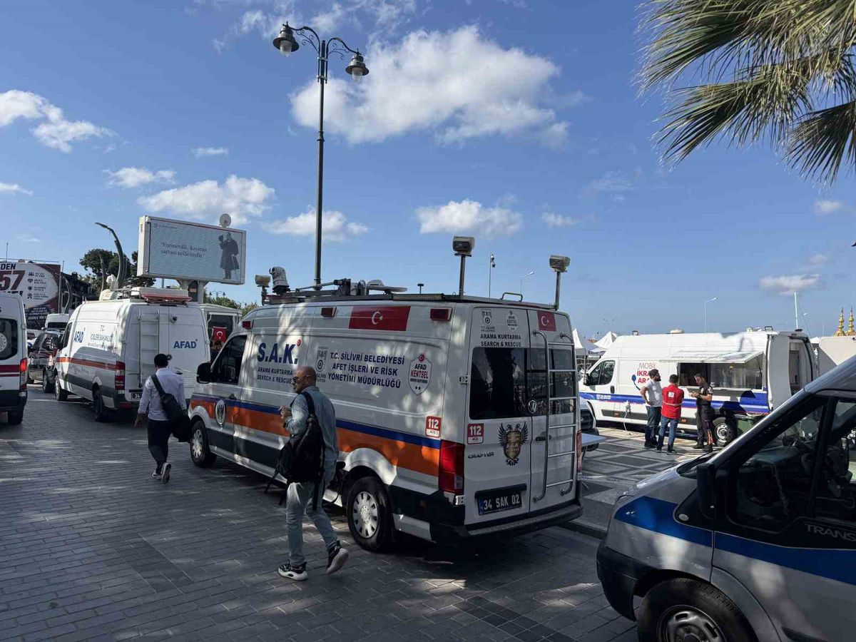 Silivri'deki gemi kazasında 10 kayıp için arama sürüyor, yakınları bekleyişte