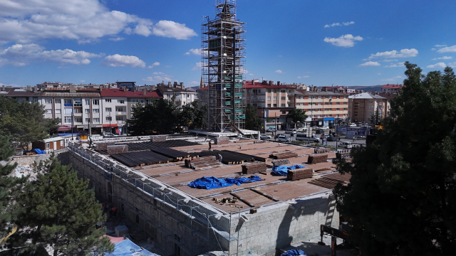 Eğri minareli 8 asırlık camideki gizemli yeşil çanakların sırrı çözüldü