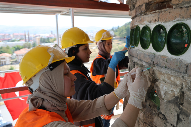 Eğri minareli 8 asırlık camideki gizemli yeşil çanakların sırrı çözüldü
