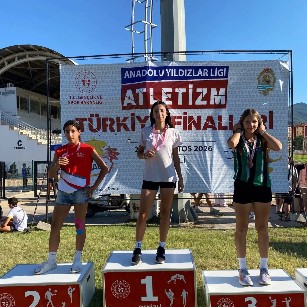 Denizli'deki şampiyonada Sivaslı atlet İkra Arslan 80 metrede Türkiye şampiyonu oldu