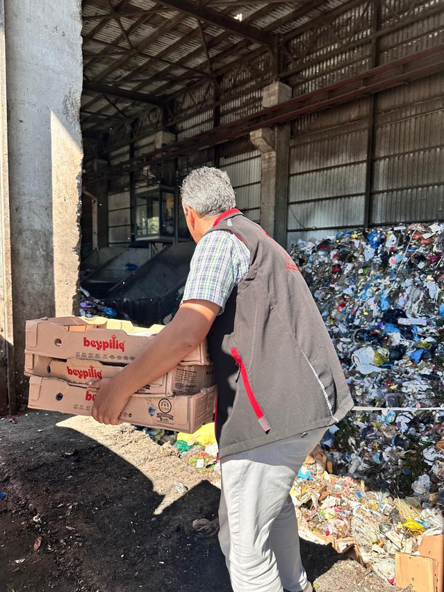 Sakarya Adapazarı'nda gıda denetiminde tarihi geçmiş 140 kilo tavuk kanat imha edildi