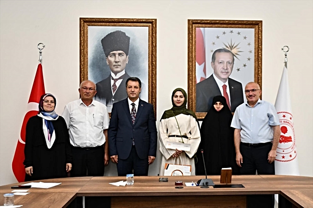 Yozgat Sorgun'da YKS ve LGS'de başarılı 6 öğrenci ödüllendirildi, tam puan alana çeyrek altın