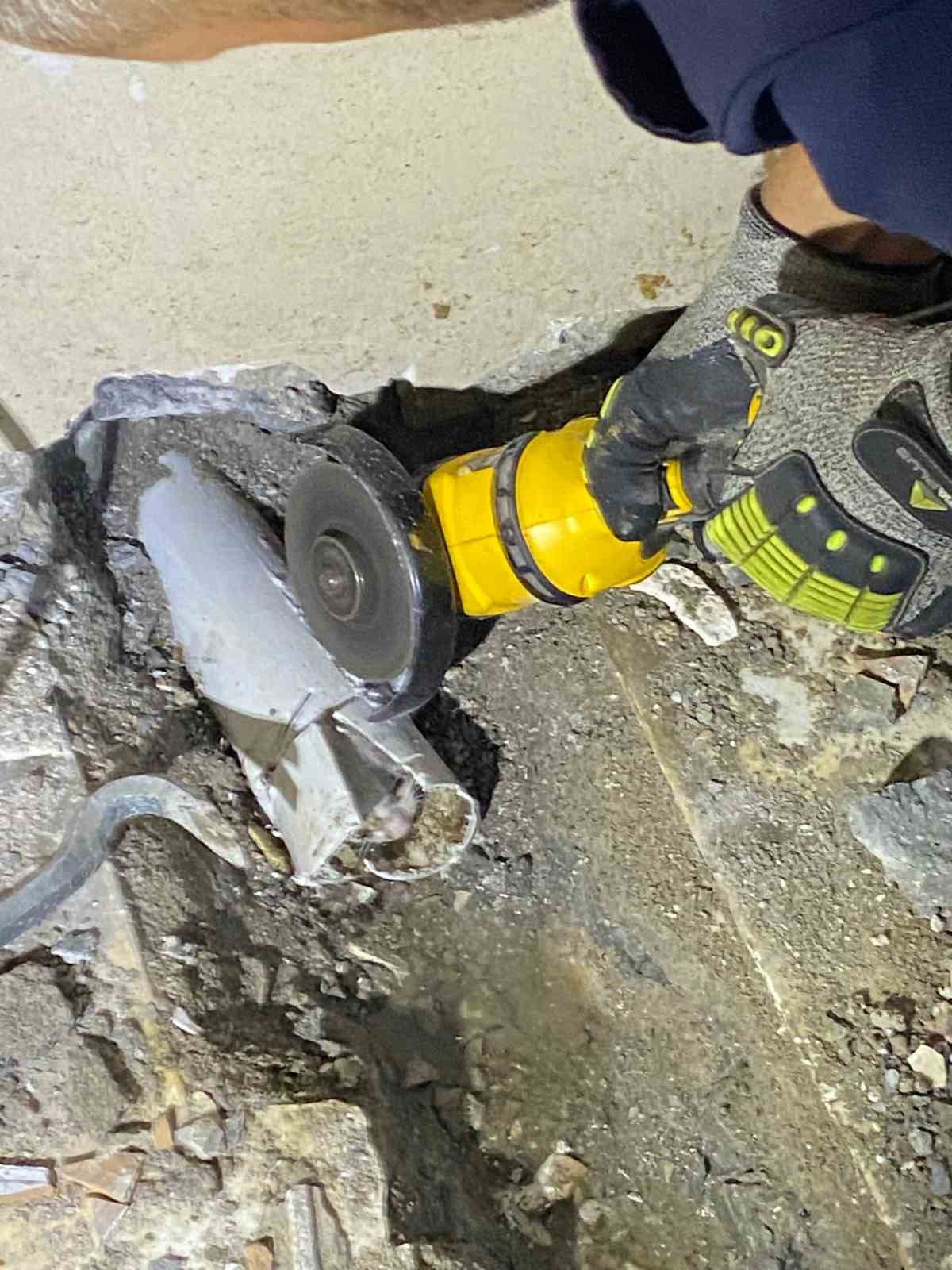 Kayseri Melikgazi'de su borusuna sıkışan yavru kediyi itfaiye kurtardı