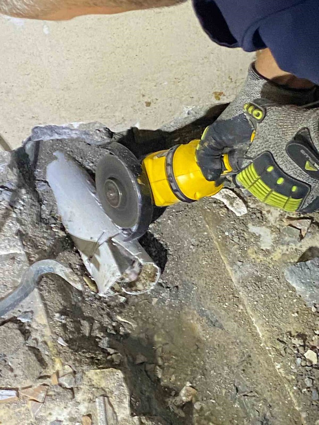 Kayseri Melikgazi'de su borusuna sıkışan yavru kediyi itfaiye kurtardı