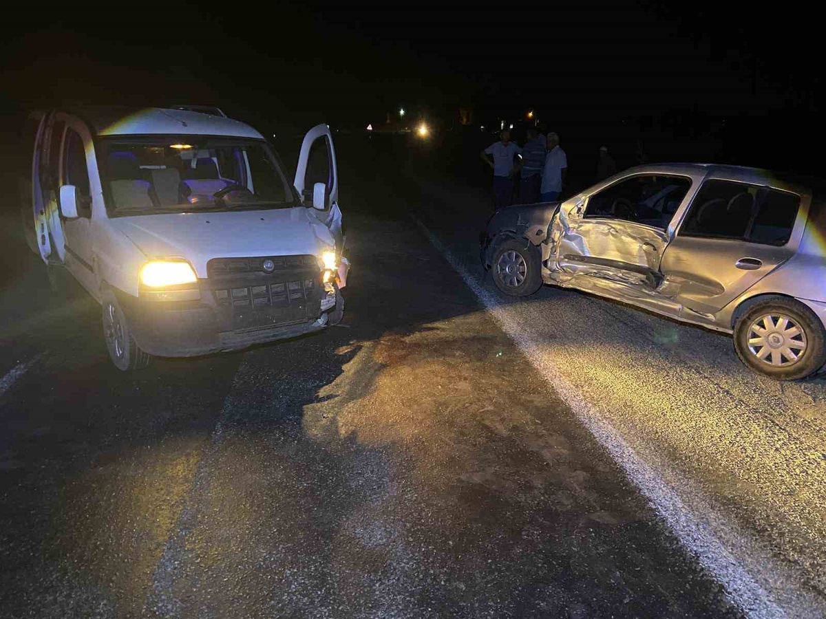 Afyonkarahisar Şuhut'ta araçlar çarpıştı ve 2 kişi yaralandı