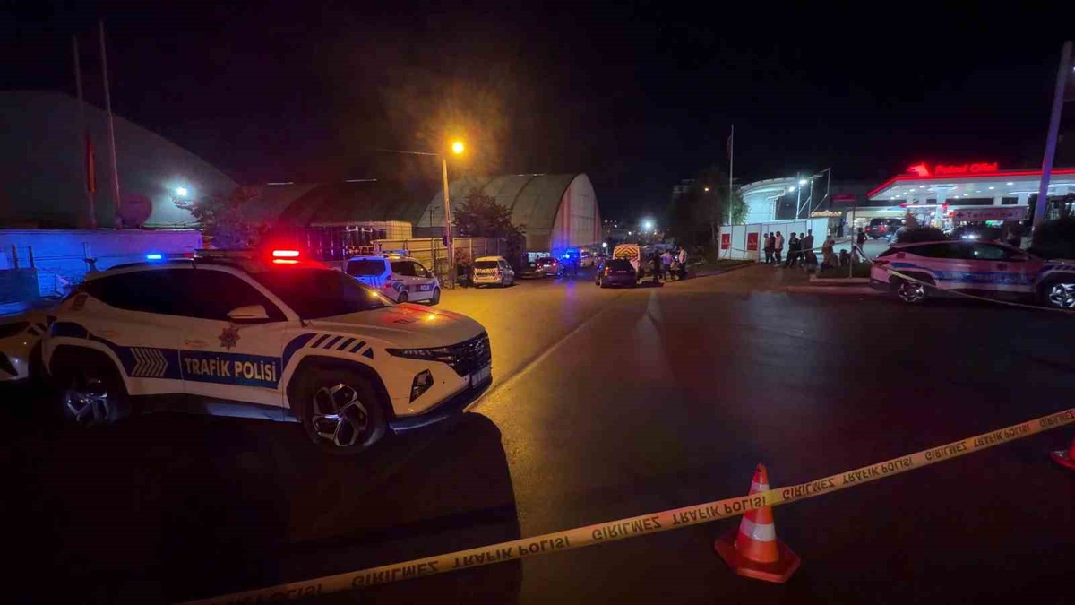 Sultanbeyli'de DEAŞ operasyonunda polise ateş açan şüpheli etkisiz hale getirildi