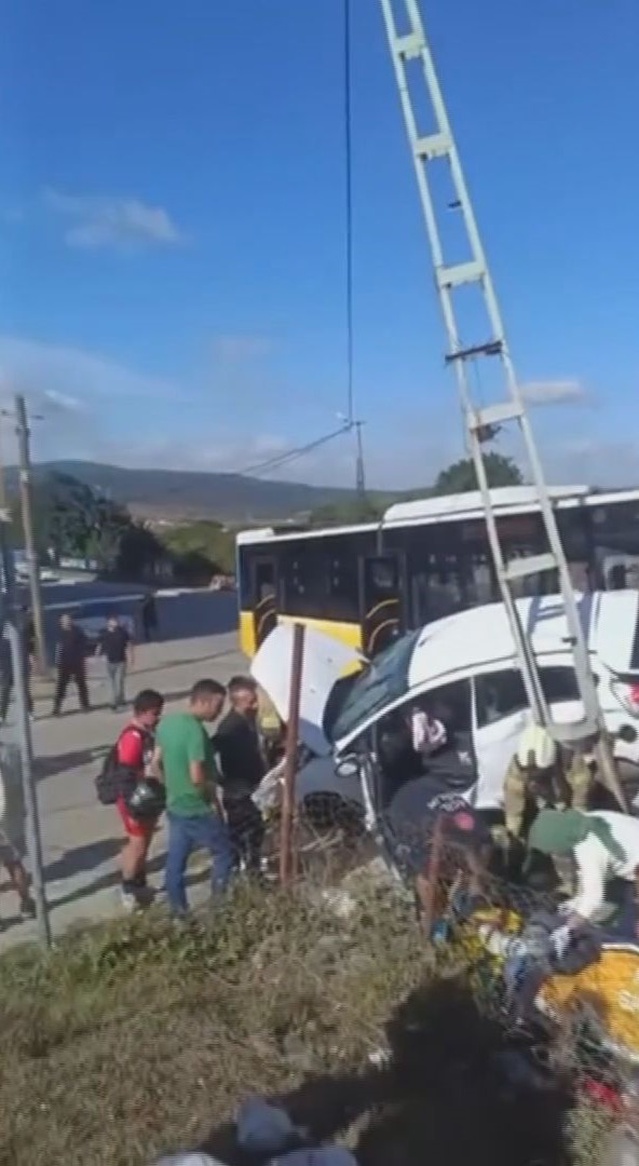 Sultanbeyli'de İETT otobüsü ile otomobil çarpıştı, 1'i bebek 4 kişi yaralandı