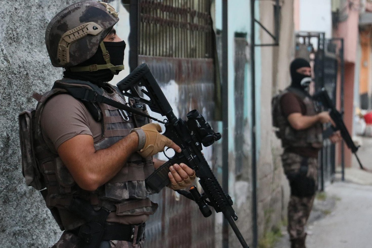 Sultanbeyli'de DEAŞ operasyonunda polise ateş açan şüpheli etkisiz hale getirildi