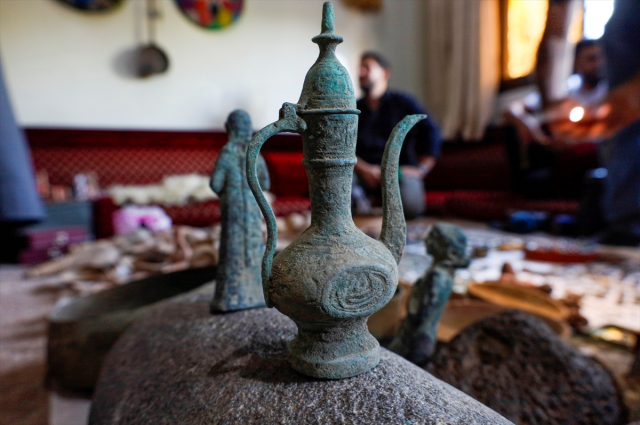 Suriye'de koleksiyoner 20 yılda topladığı 8 bine yakın tarihi eseri devlete teslim etti