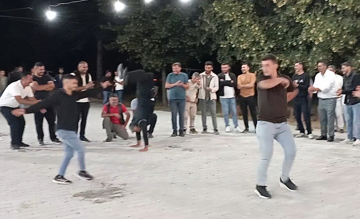 Tokat Yeşilyurt'ta düğünde takla atarak sahneye giren gençler davetlileri eğlendirdi