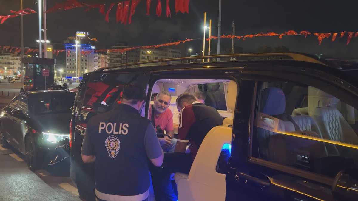 İstanbul'da eş zamanlı 'Huzur İstanbul' denetimleri yapıldı, Taksim'de GBT uygulandı