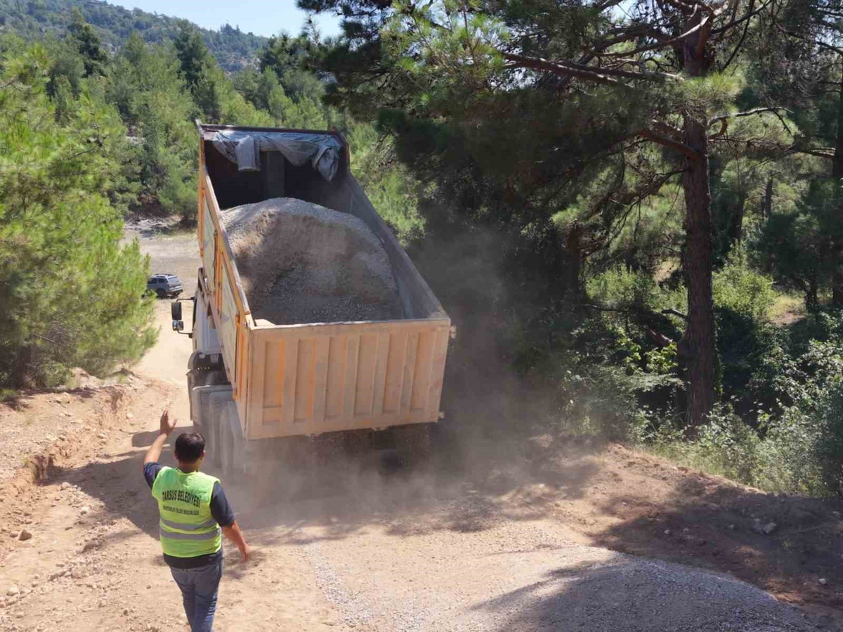 Tarsus Belediyesi kırsal mahallelerde yol bakım ve tesviye çalışmalarını sürdürüyor