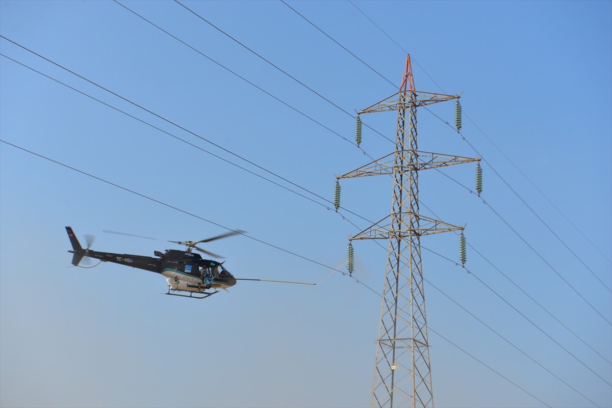 TEİAŞ helikopterle enerji kesintisiz izolatör temizliği yapıyor