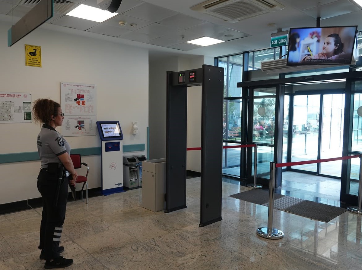 Tekirdağ'daki Şehir Hastanesi'nde hasta ve çalışan güvenliği için X-Ray ve metal dedektör