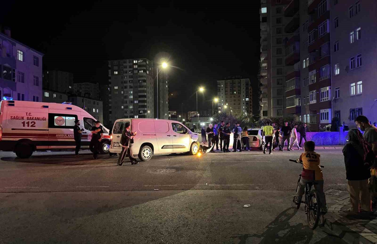 Kayseri Kocasinan'da ticari araçla otomobil çarpıştı, duvara çarpan araçta can kaybı yok