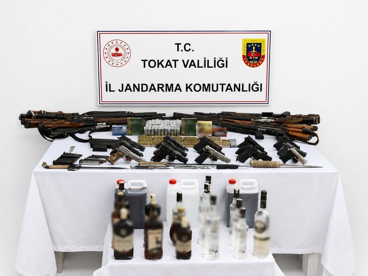 Tokat Niksar'da jandarmanın 19 adrese operasyonunda çok sayıda silah ele geçirildi