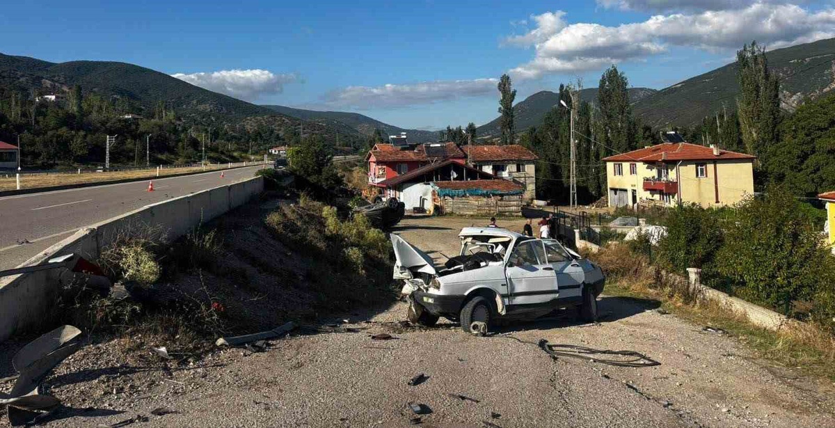 Tokat'ta kavşakta iki otomobil çarpıştı; kazada 83 yaşındaki sürücü hayatını kaybetti