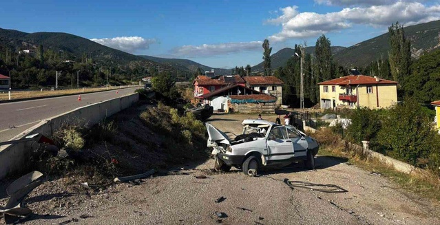 Tokat'ta kavşakta iki otomobil çarpıştı; kazada 83 yaşındaki sürücü hayatını kaybetti