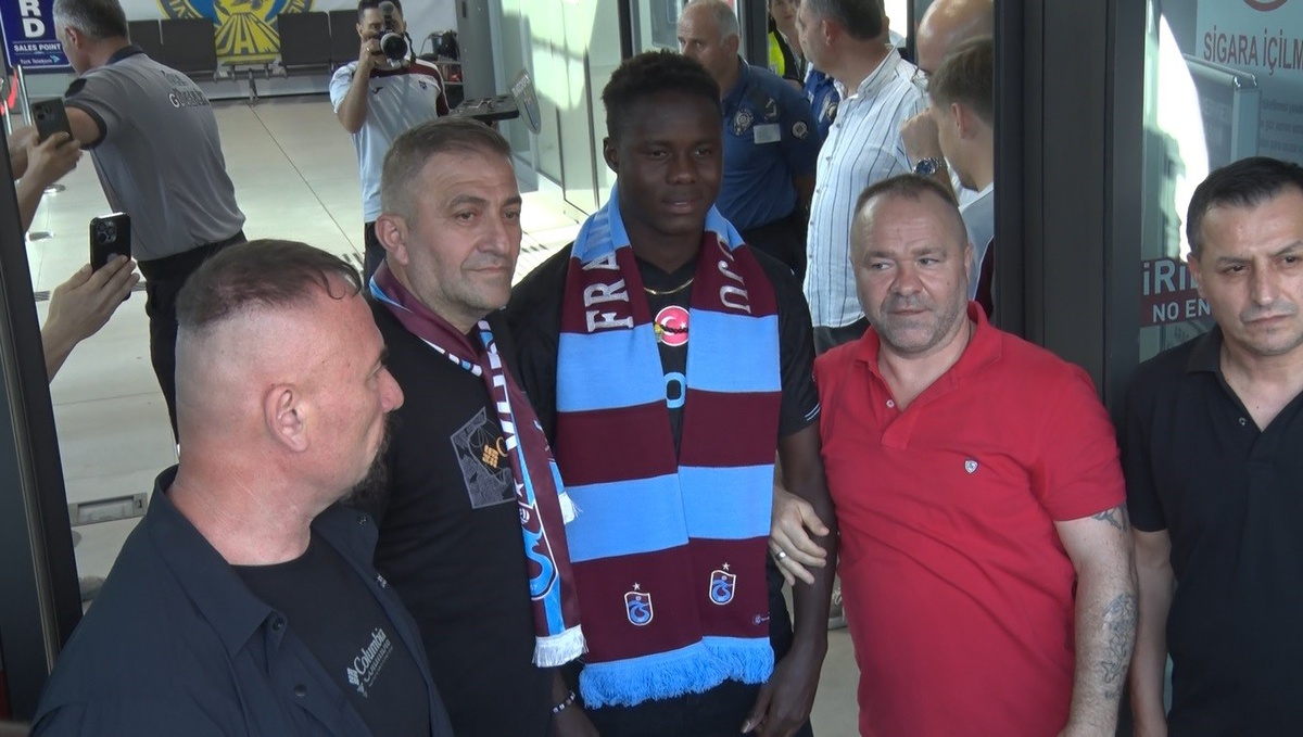 Trabzonspor'un yeni santrforu Franculino Dju, taraftarların tezahüratlarıyla karşılandı