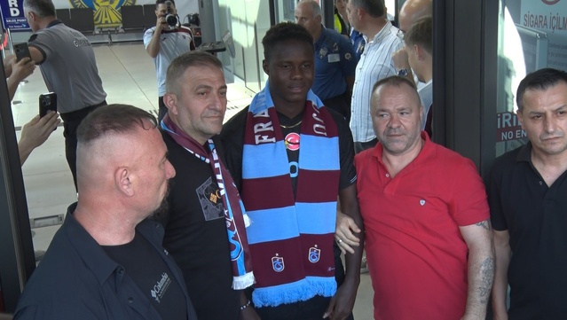 Trabzonspor'un yeni santrforu Franculino Dju, taraftarların tezahüratlarıyla karşılandı
