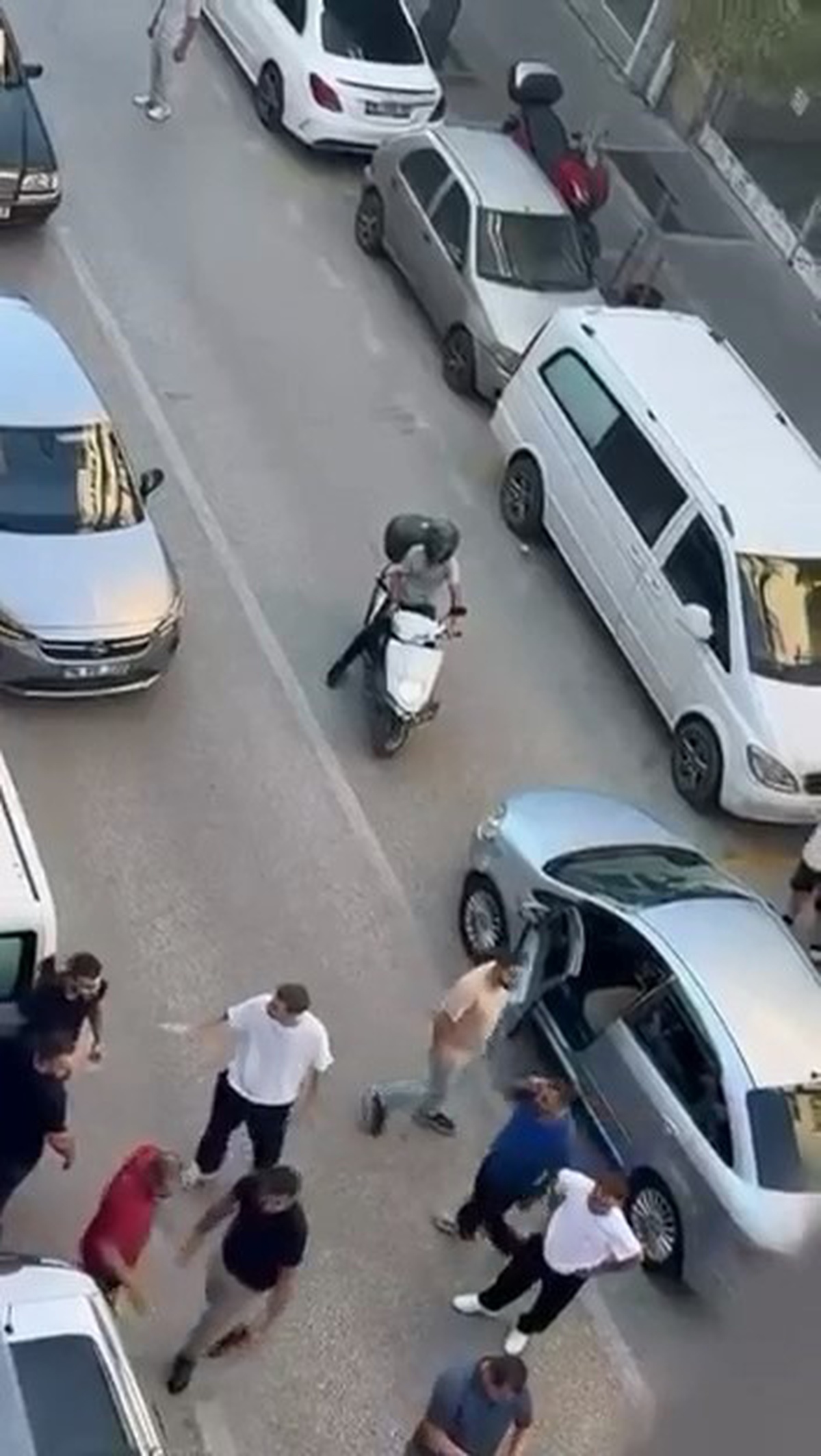 Bursa'da trafik tartışması kavgaya dönüştü, cadde adeta ringe döndü