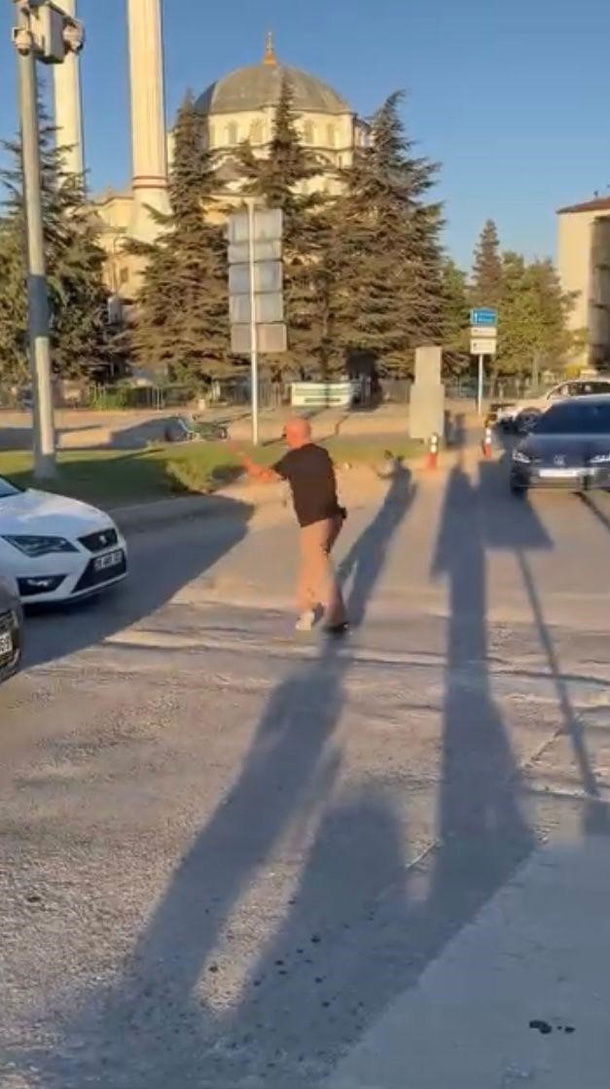 Eskişehir'de trafik yoğunluğunda vatandaş polis gibi araçları yönlendirdi