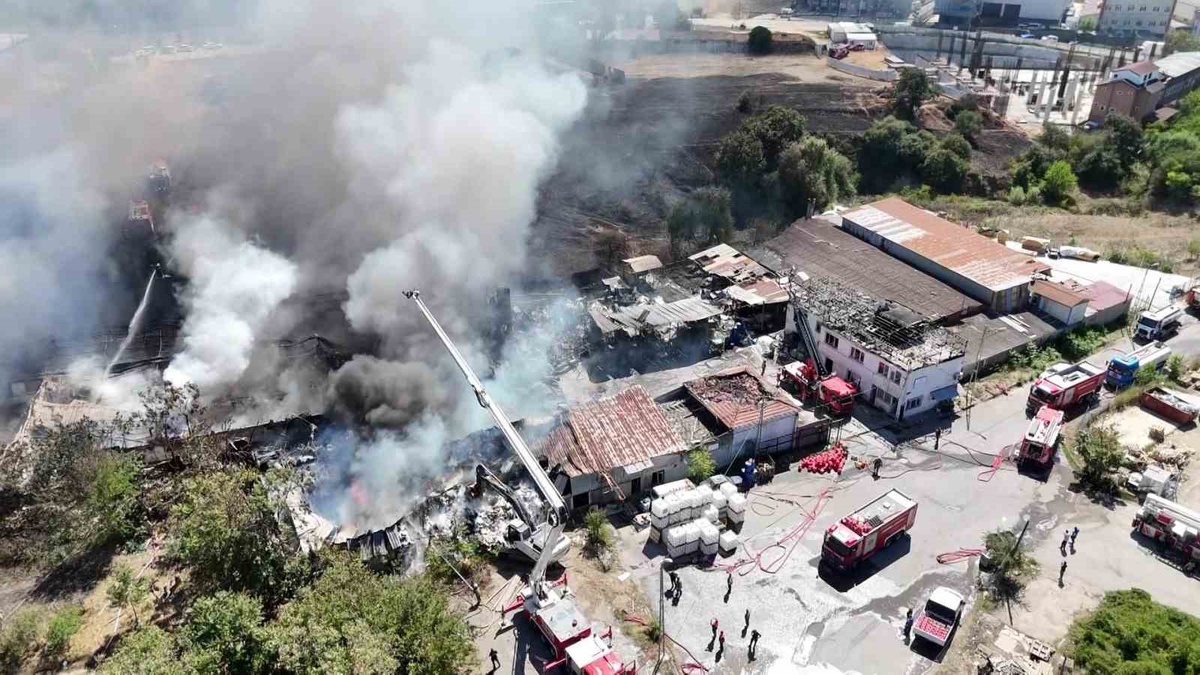 Tuzla Orhanlı'da kimyasal fabrika yangınında fabrika kullanılamaz hale geldi