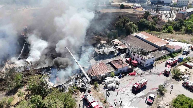Tuzla Orhanlı'da kimyasal fabrika yangınında fabrika kullanılamaz hale geldi