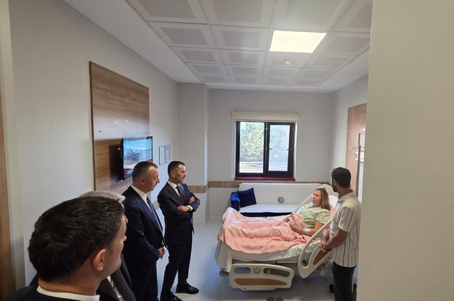 Kocaeli Valisi, Girne'deki gemi kazasından kurtarılan hamileyi hastanede ziyaret etti
