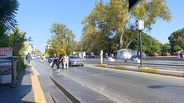 Manavgat'ta yayaya çarpmamak için fren yapan motosikletli devrilince 2 kişi yaralandı