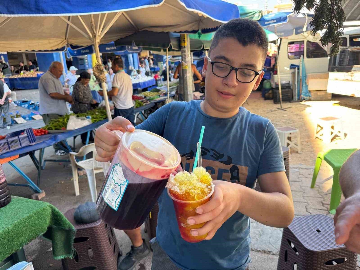 Antalya'da Toroslar'dan getirilen doğal kar, pazarlarda karlama şerbeti olarak satılıyor