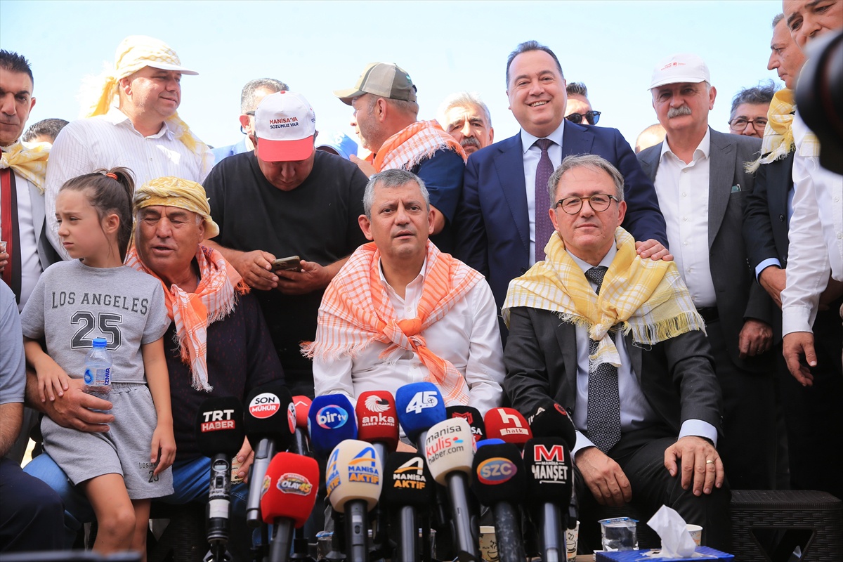 Özgür Özel, memleketi Manisa'da üzüm üreticileriyle buluştu ve TMO fiyatları açıklamalı dedi