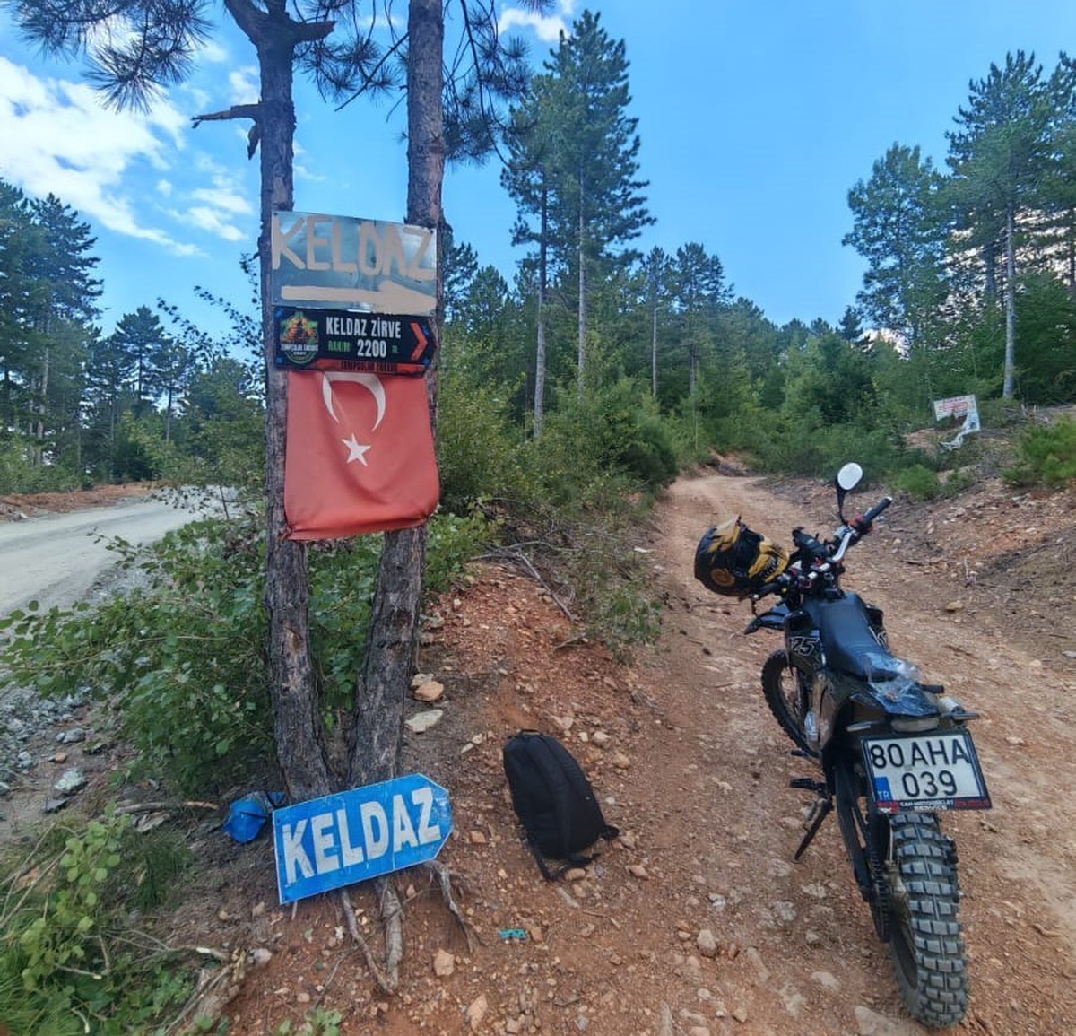 Osmaniye'de motosiklet tutkunları zirvedeki Türk bayrağını yenisiyle değiştirdi