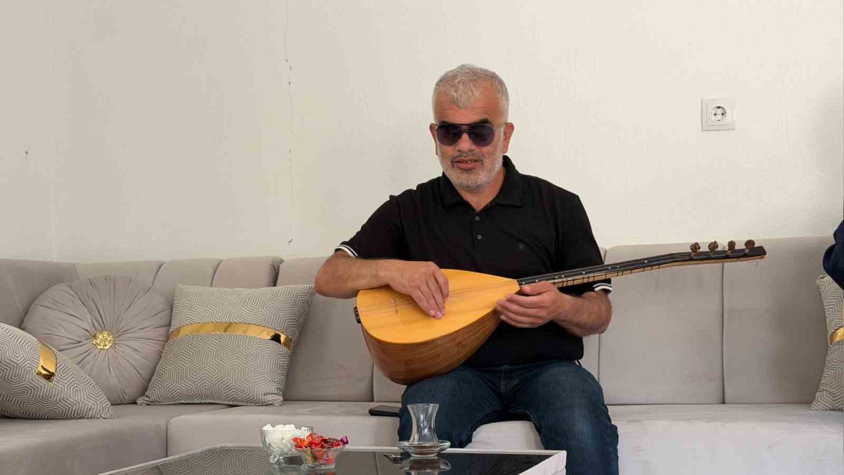Şırnak Uludere'de görme engelli İsmail Babat azmiyle bağlama ustası oldu