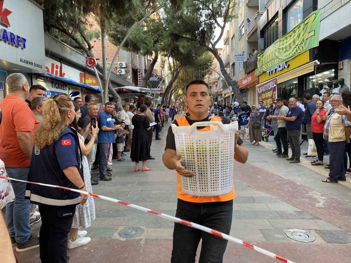 Manisa Alaşehir'de üzüm festivali başladı; 30 kiloluk kelterlerle yarıştılar