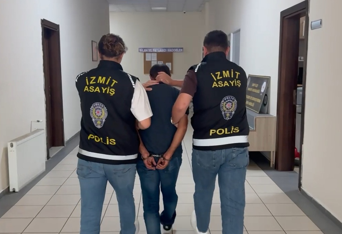 Kocaeli İzmit'te polis operasyonunda bulaşık makinesinde saklanan firari A.S. yakalandı
