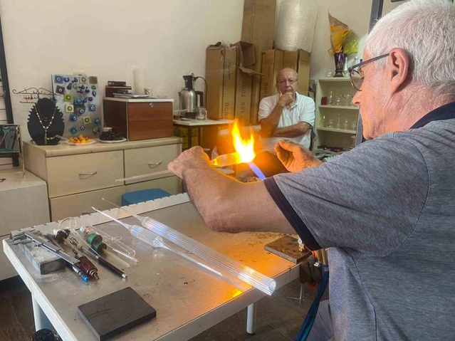 70 yaşındaki usta, laboratuvardan öğrendiği cam sanatını Ankara'daki atölyesinde yaşatıyor