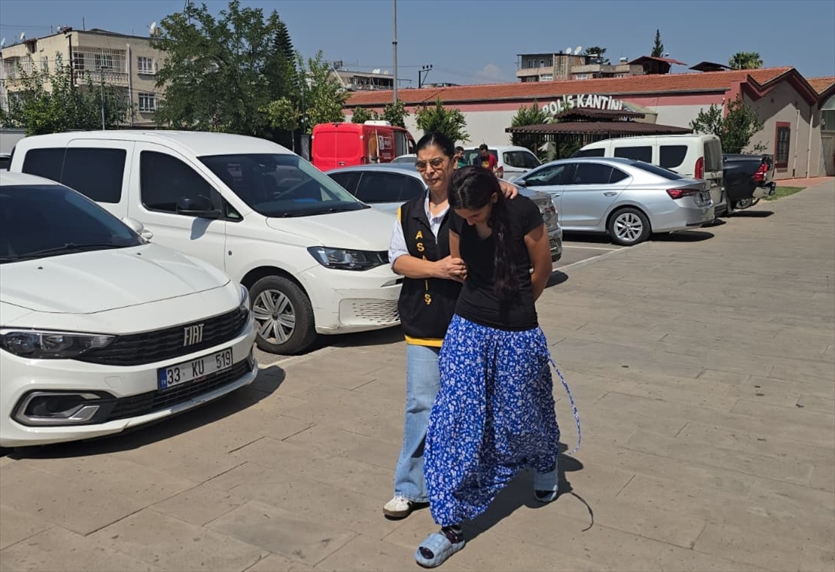 Adana\'da camide kadının cüzdanı ve 2 gram altınını çalan şüpheli tutuklandı
